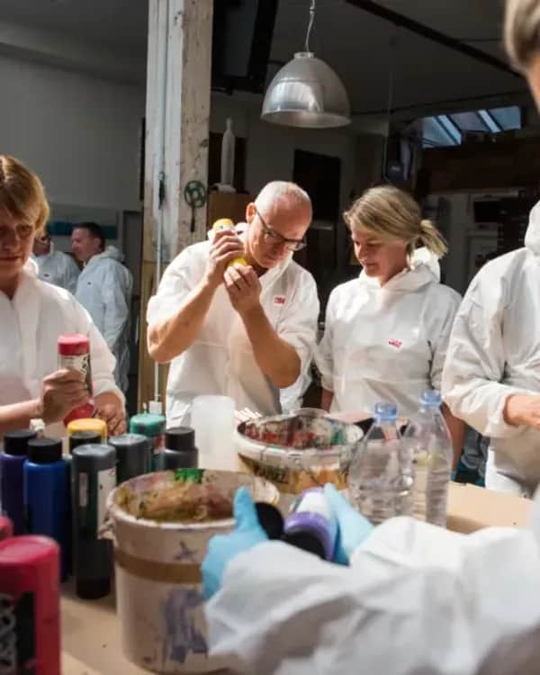 Kreativität entfalten mit intuitivem Kunstprozess im Atelier in Zürich