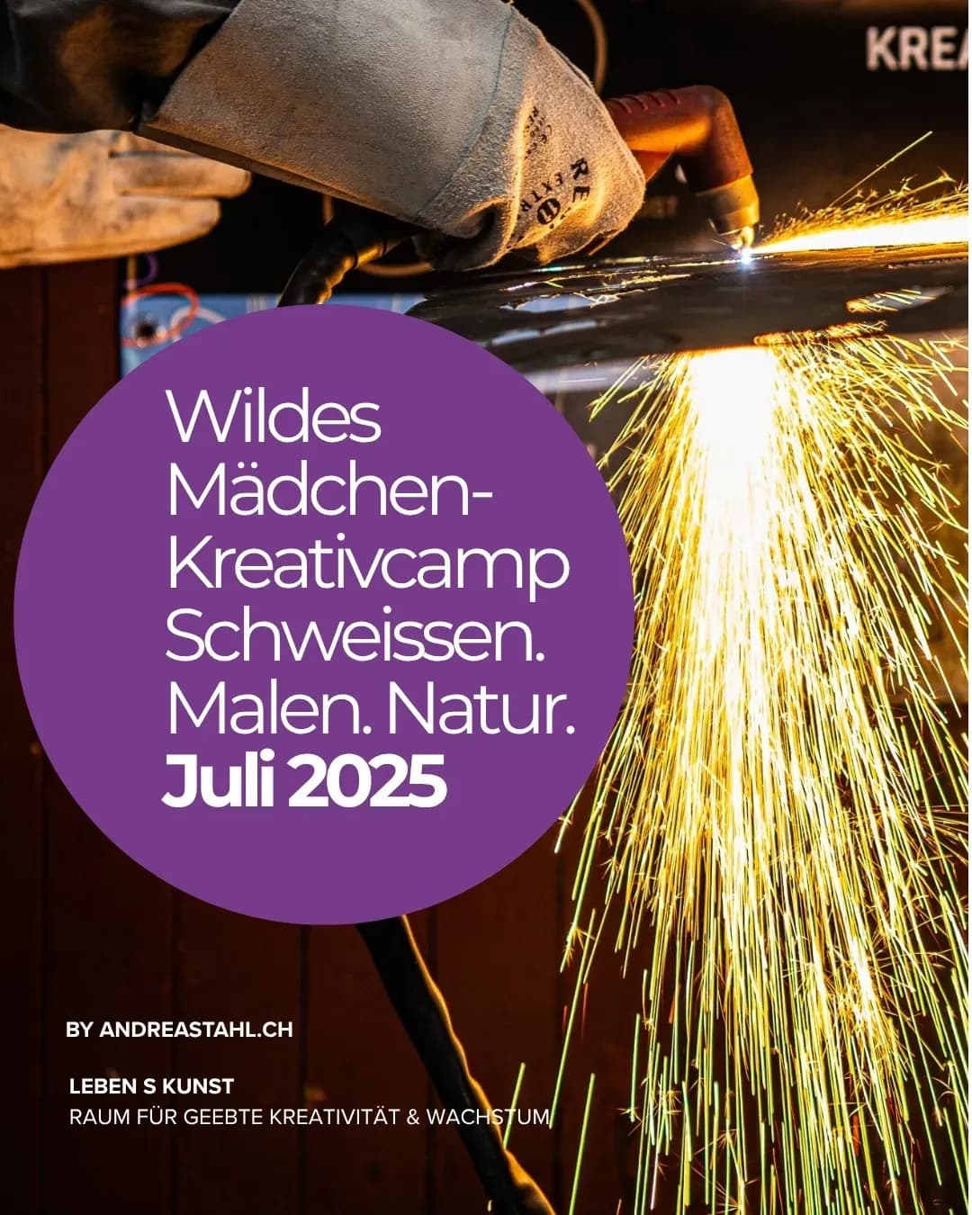 Junge Mädchen gestalten gemeinsam kreativ mit Farben, Holz und Metall im Freien beim Wilden Mädchen Kreativ-Camp im Aargau.