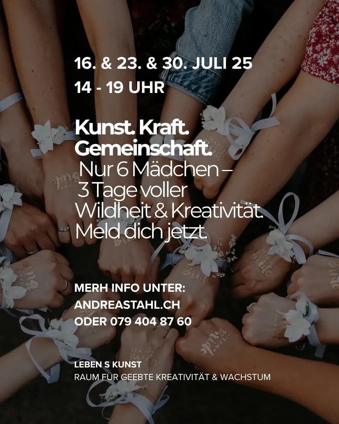 Junge Mädchen gestalten gemeinsam kreativ mit Farben, Holz und Metall im Freien beim Wilden Mädchen Kreativ-Camp im Aargau.