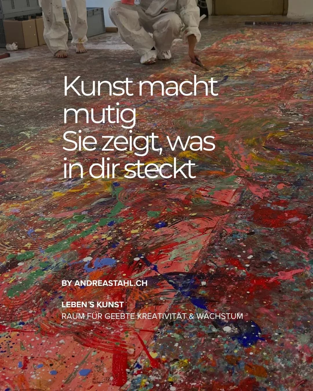 Junge Mädchen gestalten gemeinsam kreativ mit Farben, Holz und Metall im Freien beim Wilden Mädchen Kreativ-Camp im Aargau.